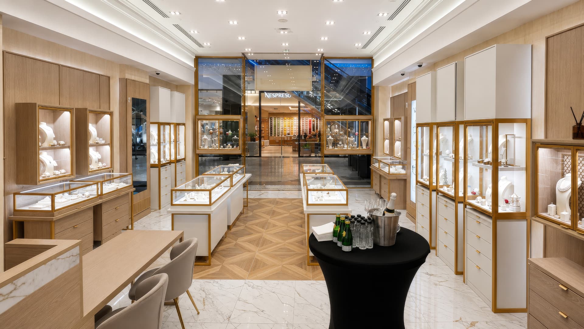 Symmetrical showcase layout facing the boutique entrance